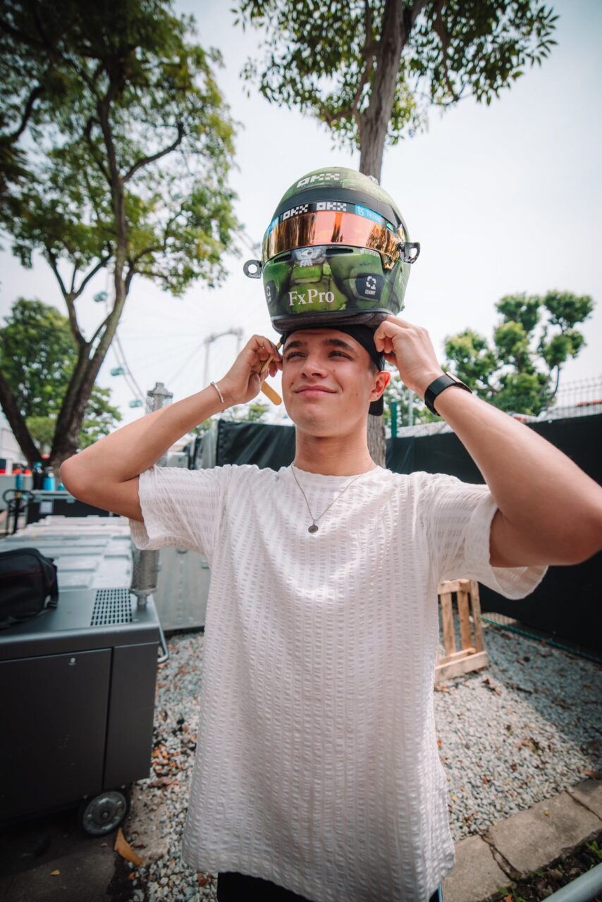 Lando Norris lleva un casco de Jefe Maestro para el Gran Premio de Singapur